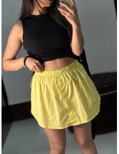 Bajo Camisa Amarilla